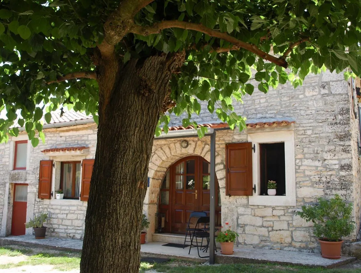 Sveti Lovreč Pazenatički Apartments Heraki קרואטיה
